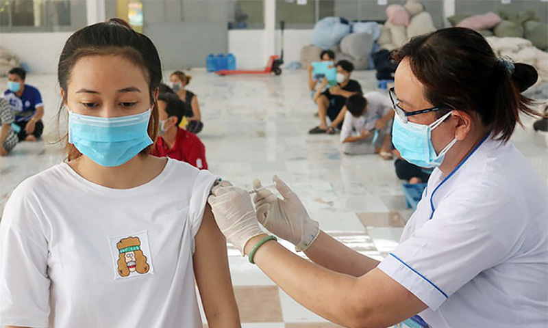 Tỷ lệ tiêm vaccine còn thấp, cảnh báo số trẻ mắc COVID-19 gia tăng