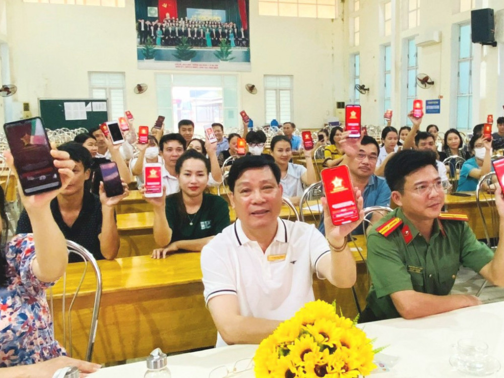 Đến tận trường học hướng dẫn cài đặt định danh điện tử