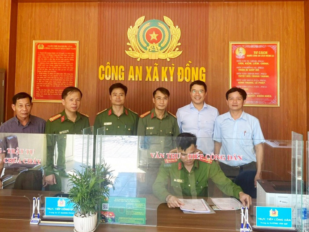Giám đốc Công an tỉnh tham dự Ngày hội chuyển đổi số tại xã Kỳ Đồng, huyện Kỳ Anh