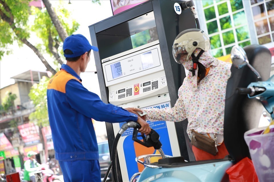 Giá xăng giảm hơn 1.300 đồng/lít