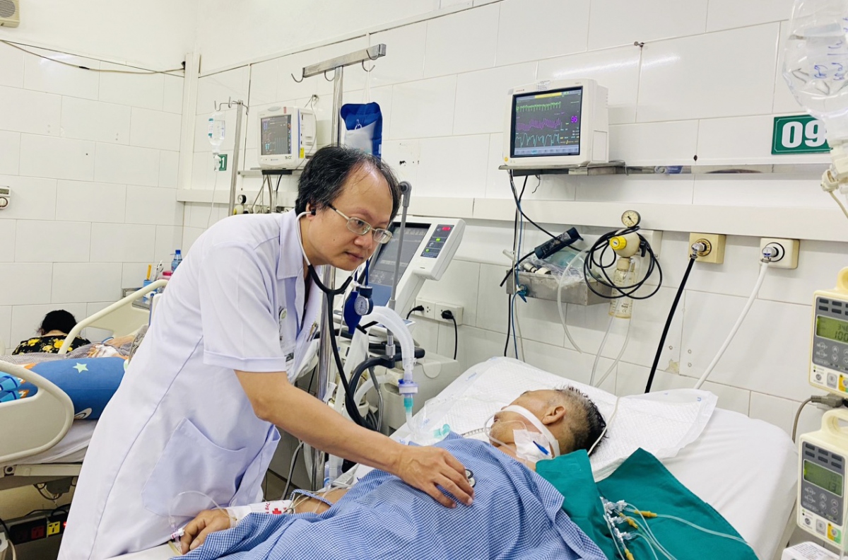 Bác sĩ chống dịch ủng hộ chuyển COVID-19 sang bệnh truyền nhiễm nhóm B