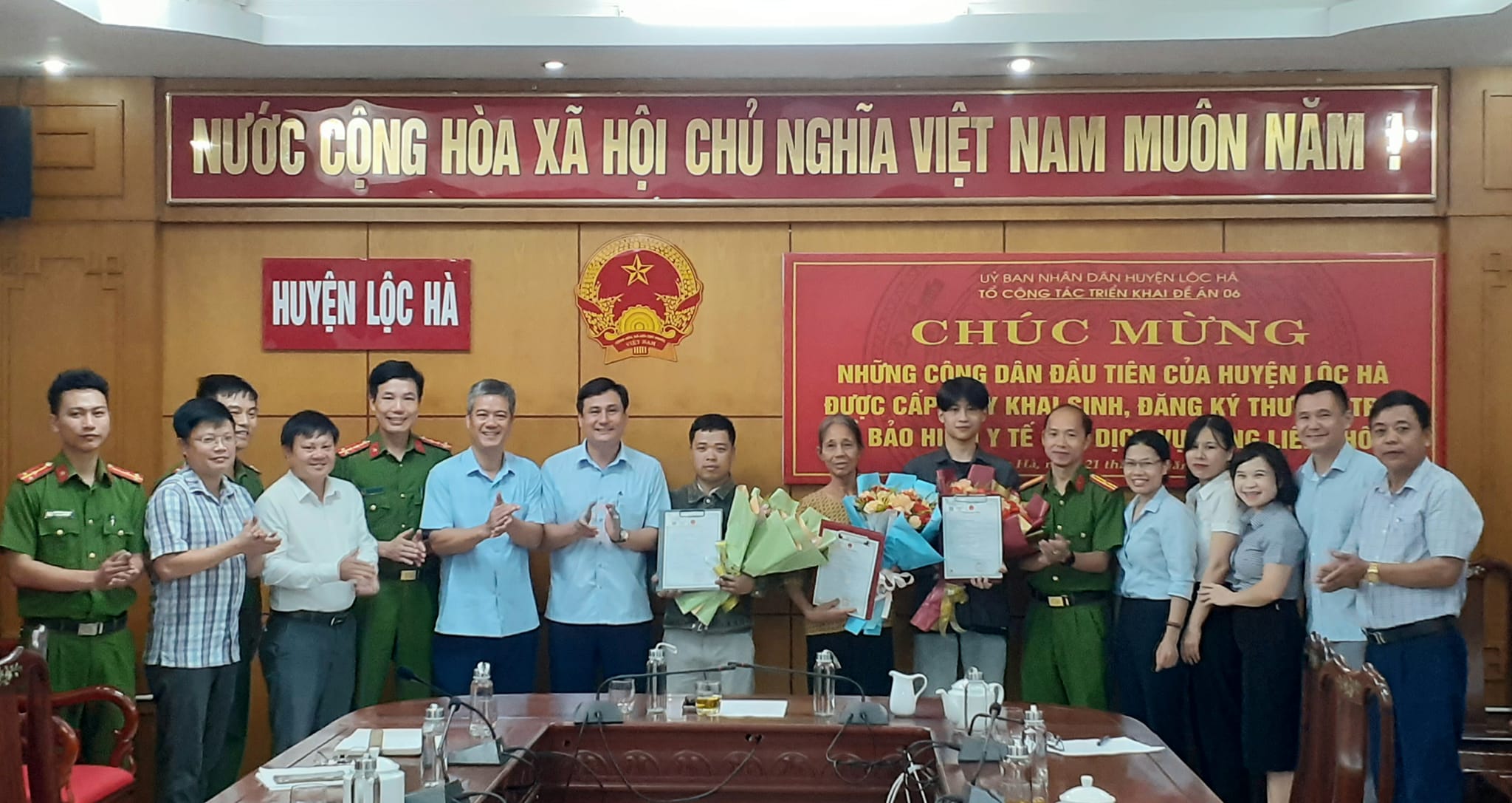 Lộc Hà chúc mừng những công dân số đầu tiên trên địa bàn