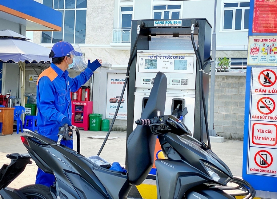 Giá xăng giảm 900 đồng một lít
