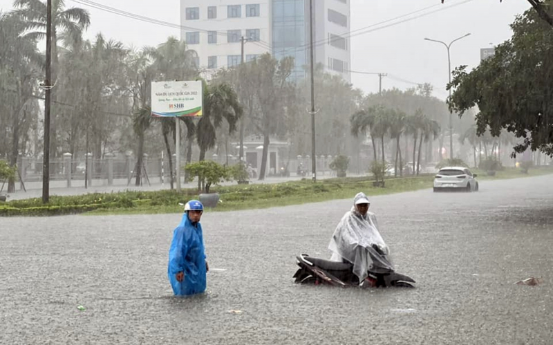 Mưa lũ gây nhiều thiệt hại về người và tài sản ở khu vực miền Trung