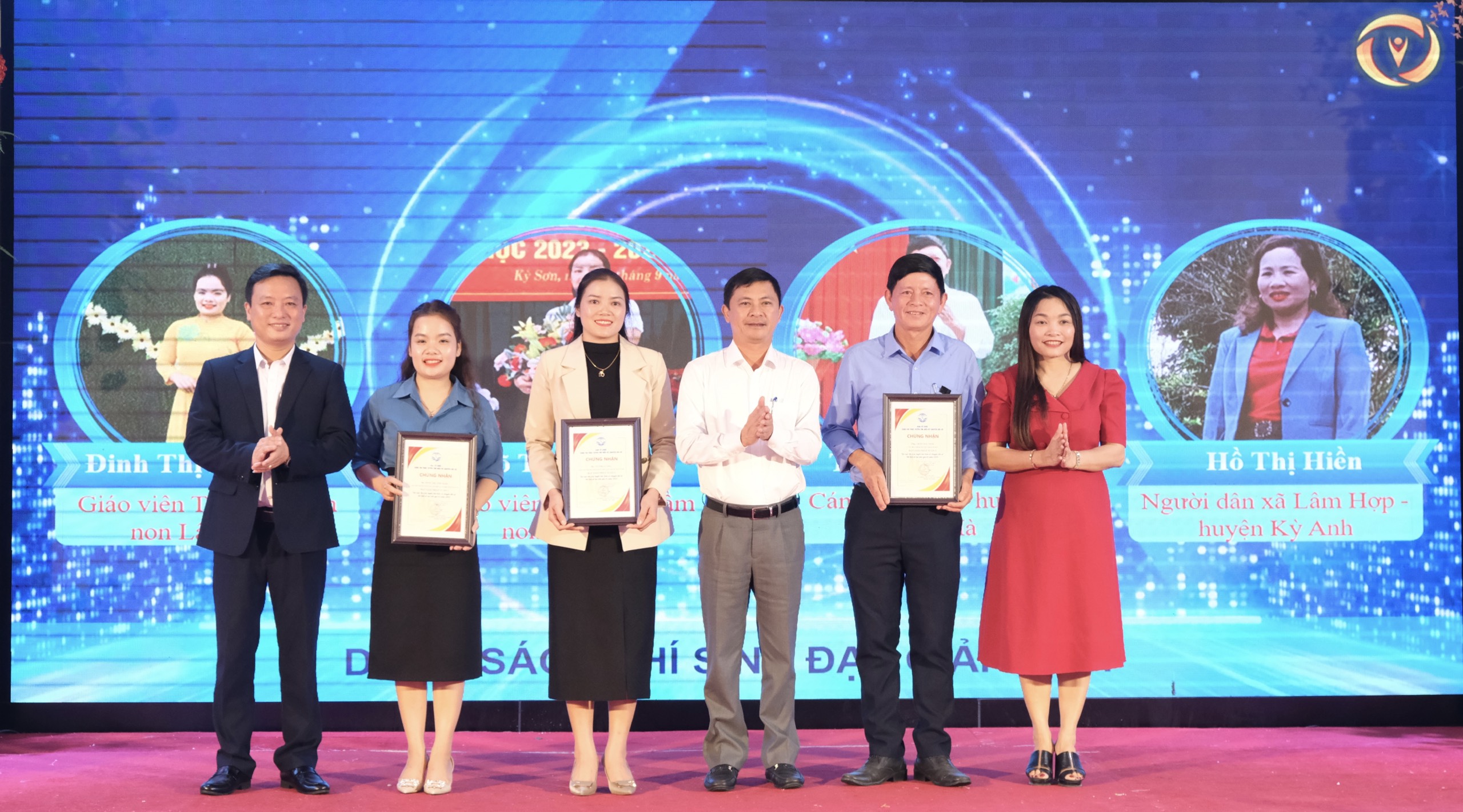 Hà Tĩnh tổng kết và trao giải Cuộc thi trực tuyến tìm hiểu Chuyển đổi số - Dữ liệu số tạo nên giá trị năm 2023.