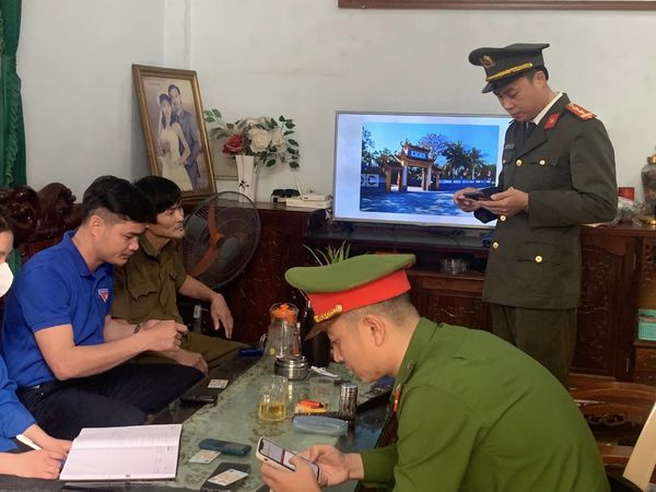 Xã Thạch Kim ra quân trợ giúp người dân kích hoạt tài khoản định danh điện tử