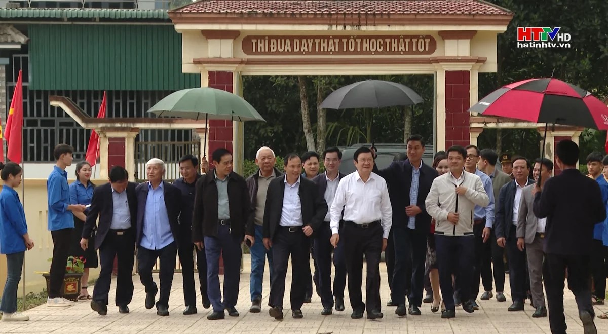 Nguyên Chủ tịch nước Trương Tấn Sang kiểm tra các điểm trường vượt lũ