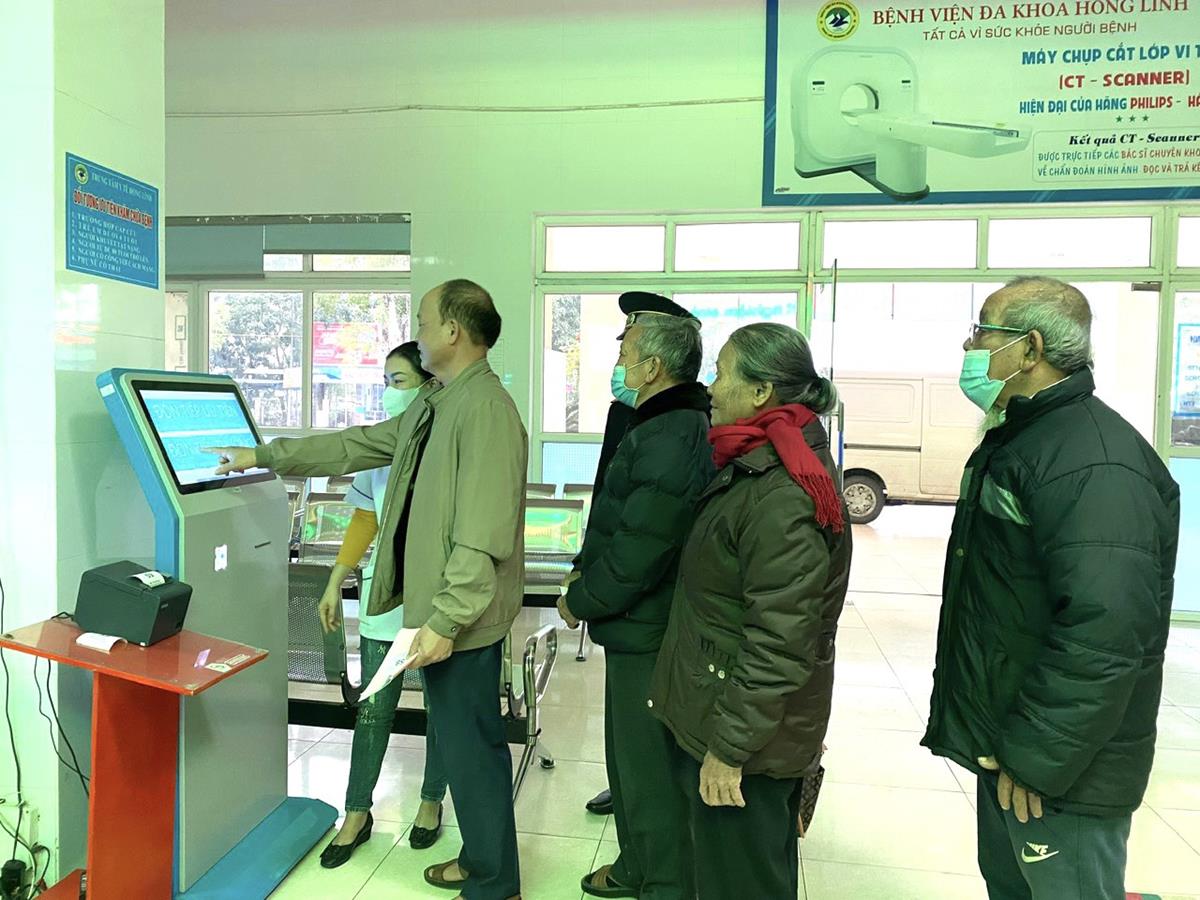 Triển khai Kiosk đăng ký khám chữa bệnh tự động tại Trung tâm Y tế Thị xã Hồng Lĩnh