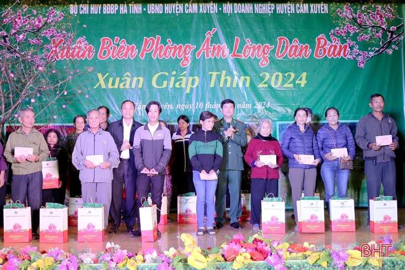 Bí thư Tỉnh ủy tham dự chương trình “Xuân biên phòng ấm lòng dân bản”