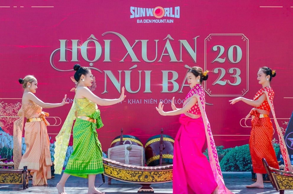 Các điểm du lịch khắp cả nước nhộn nhịp chuẩn bị đón Tết Giáp Thìn 2024