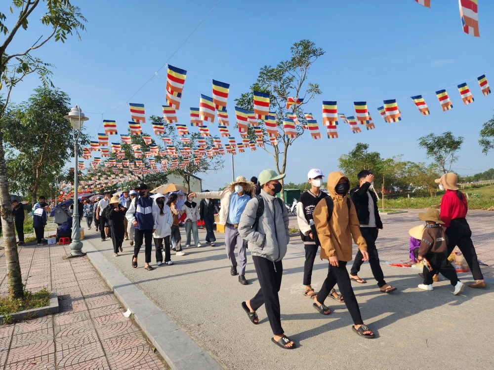 Du xuân đầu năm: Đi để thêm yêu đất nước