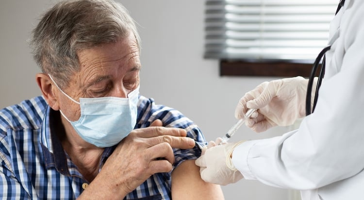 Người lớn tuổi nên tiêm liều tăng cường COVID - 19 vào mùa xuân