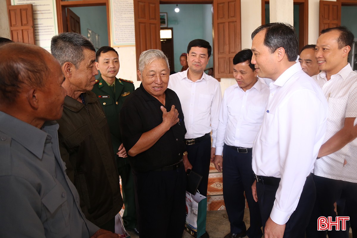 Bí thư Tỉnh ủy Hoàng Trung Dũng thăm Trạm xá Quân dân y kết hợp bản Thoọng Pẹ