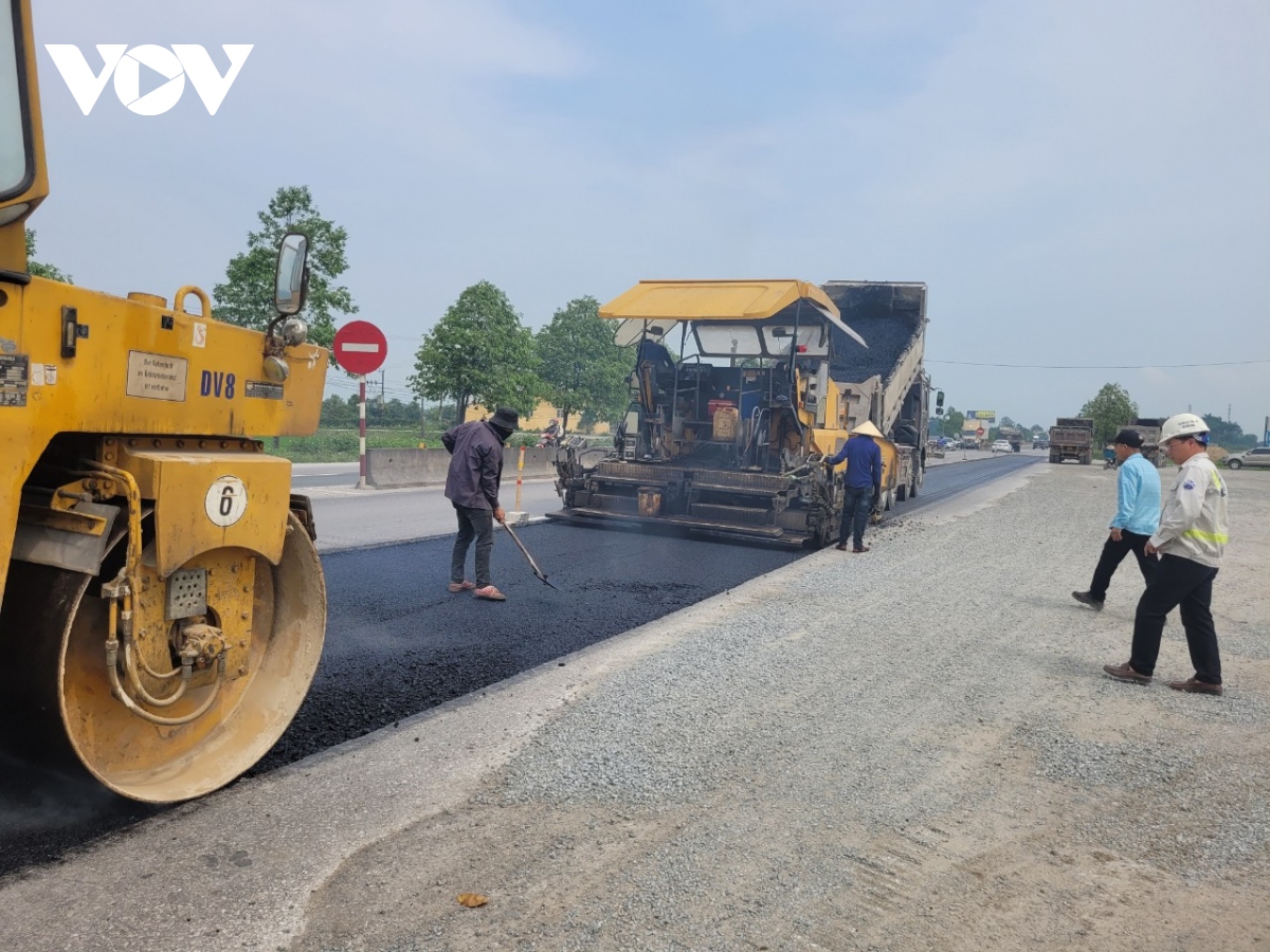 Đặt mục tiêu trước 30/4 sửa chữa xong mặt đường QL1 đoạn Nam cầu Bến Thủy