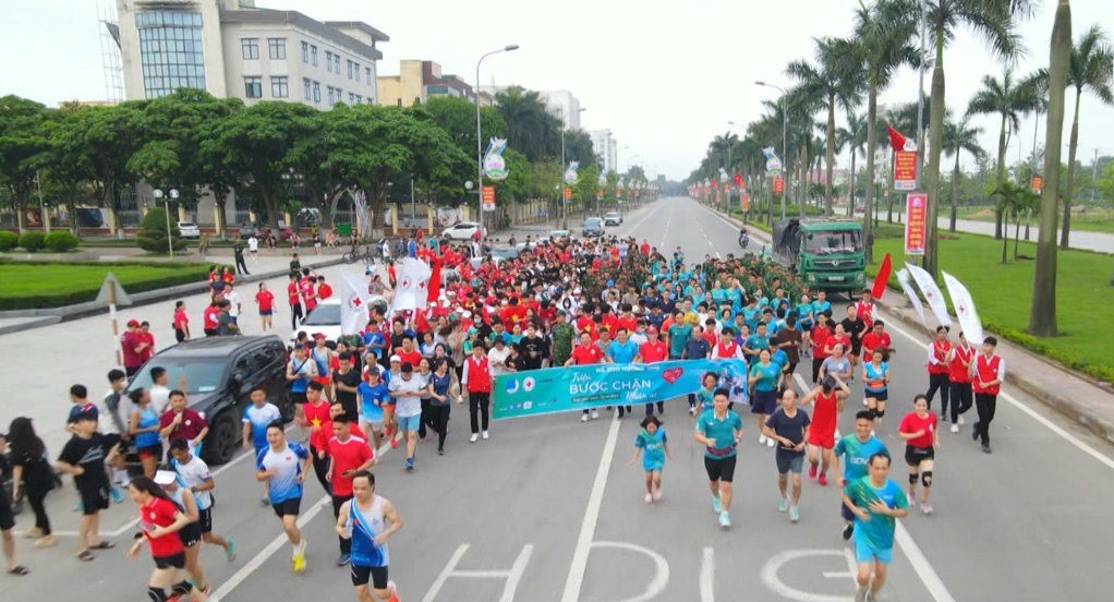 Người dân Hà Tĩnh hưởng ứng chiến dịch "Triệu bước chân nhân ái"