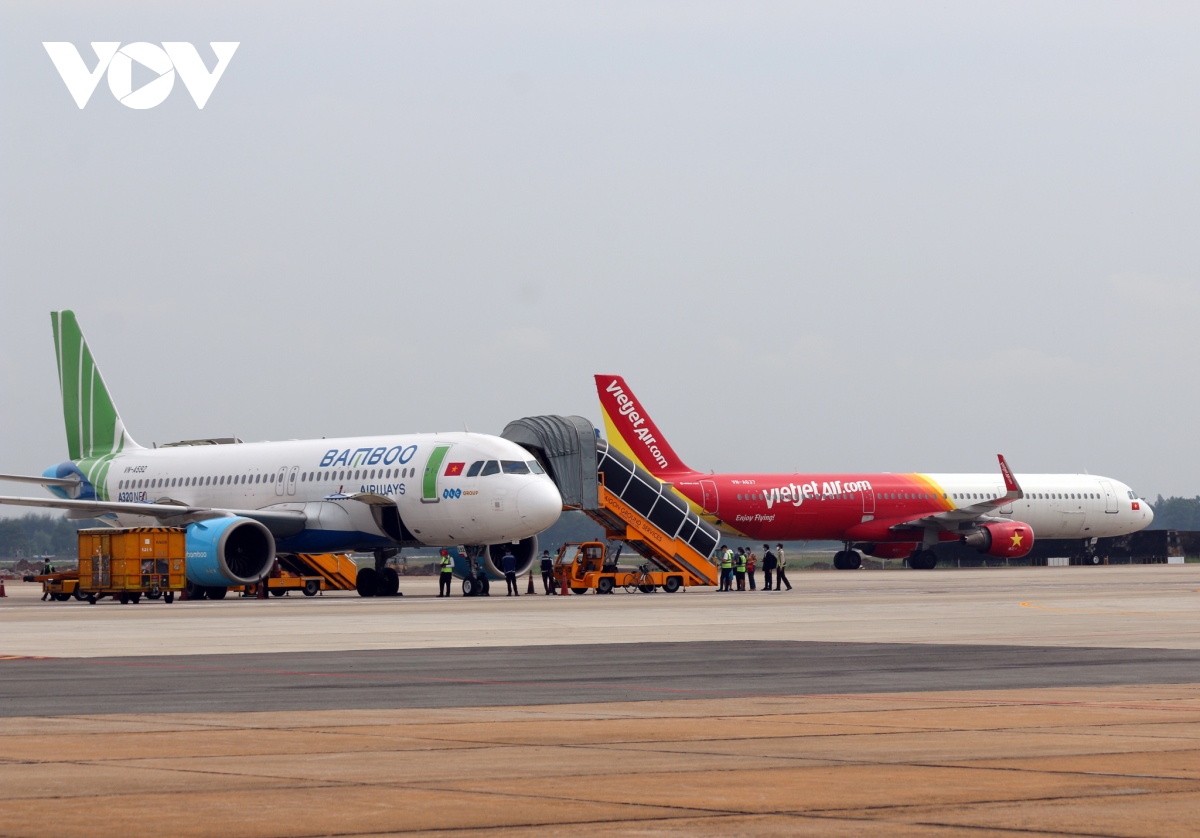 Du lịch nội địa xoay sở giữa "cơn bão" giá vé máy bay