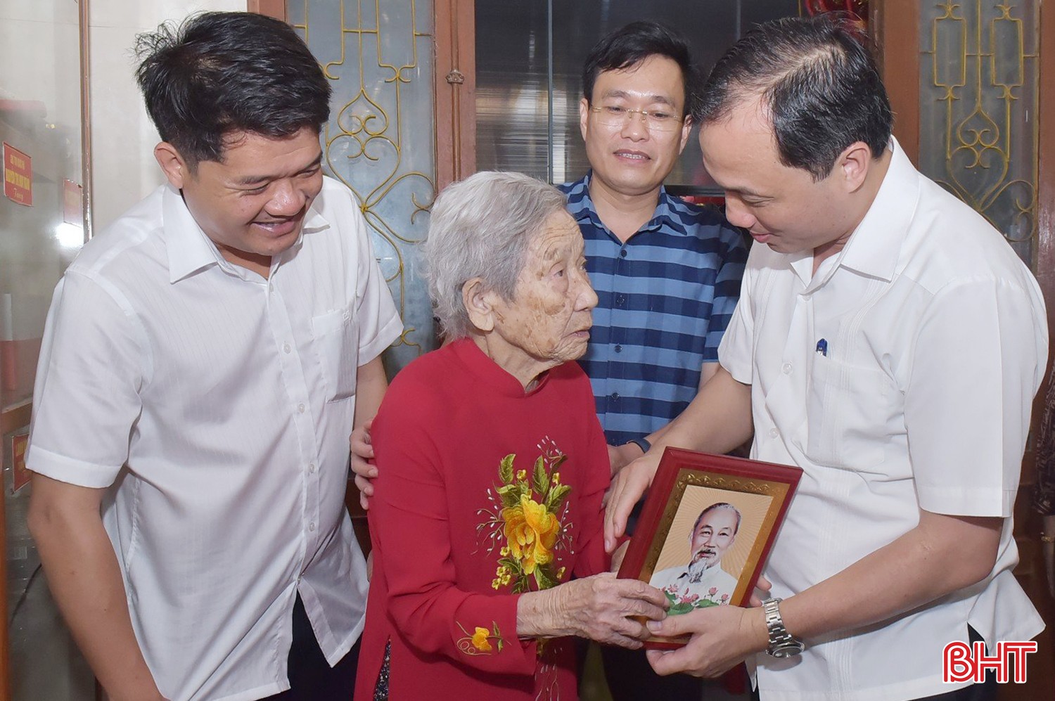 Lãnh đạo Hà Tĩnh thăm hỏi, tặng quà Mẹ Việt Nam Anh hùng