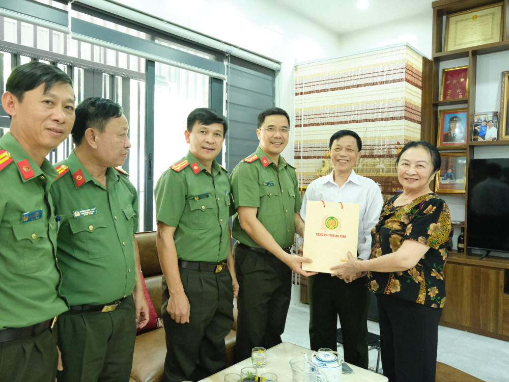 Giám đốc Công an tỉnh thăm, tặng quà thân nhân, gia đình liệt sỹ, chiến sỹ Điện Biên
