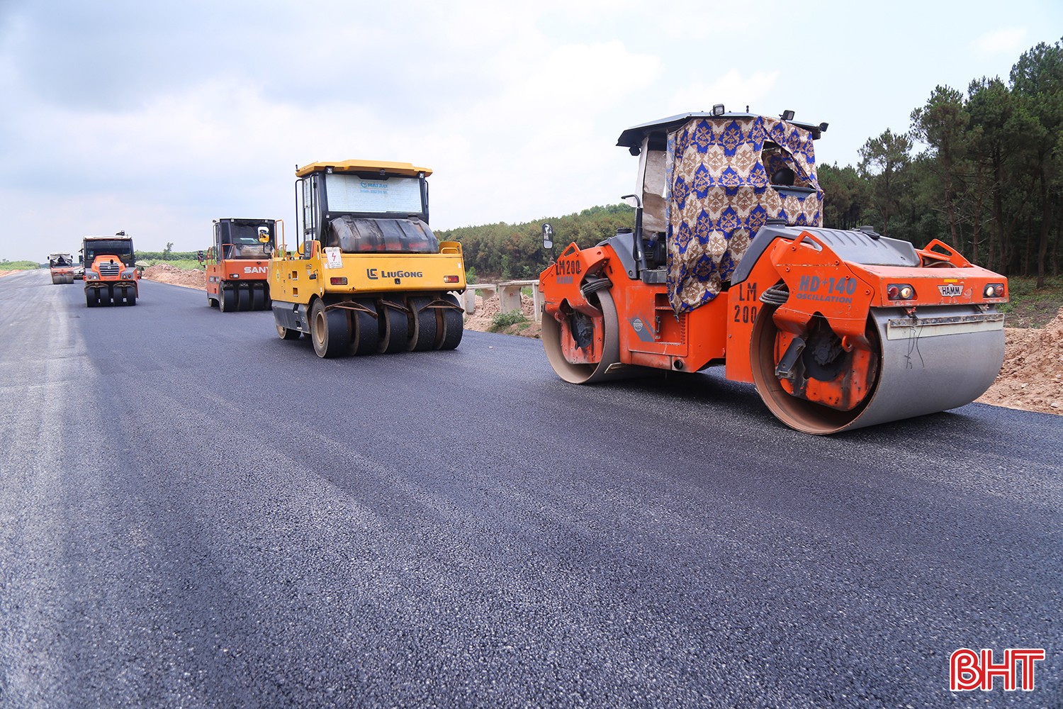 Những mét thảm nhựa đầu tiên trên cao tốc Bắc – Nam qua Hà Tĩnh