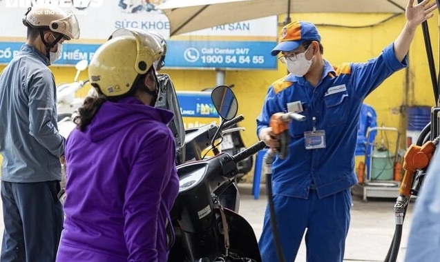 Giá xăng giảm mạnh gần 1.500 đồng/lít