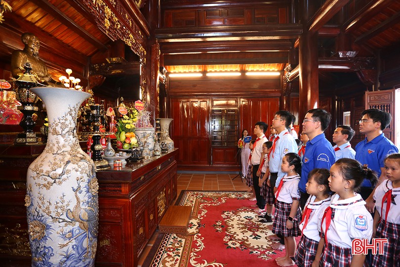 Thiếu nhi Hà Tĩnh dâng hương tưởng niệm và báo công với Bác Hồ