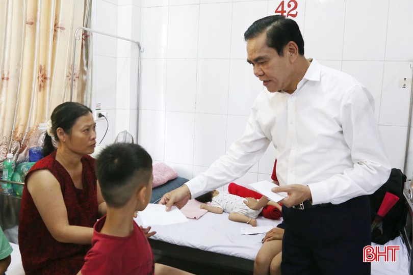 Lãnh đạo tỉnh tặng quà cho bệnh nhi nhân ngày Quốc tế Thiếu nhi