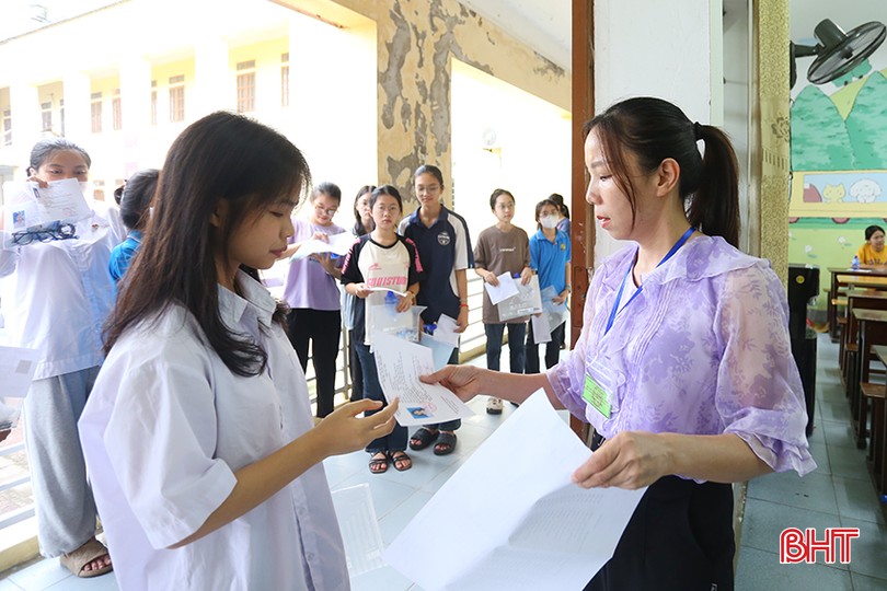 Hơn 300 thí sinh làm bài thi Ngữ văn và Toán vào lớp 10 chuyên Hà Tĩnh
