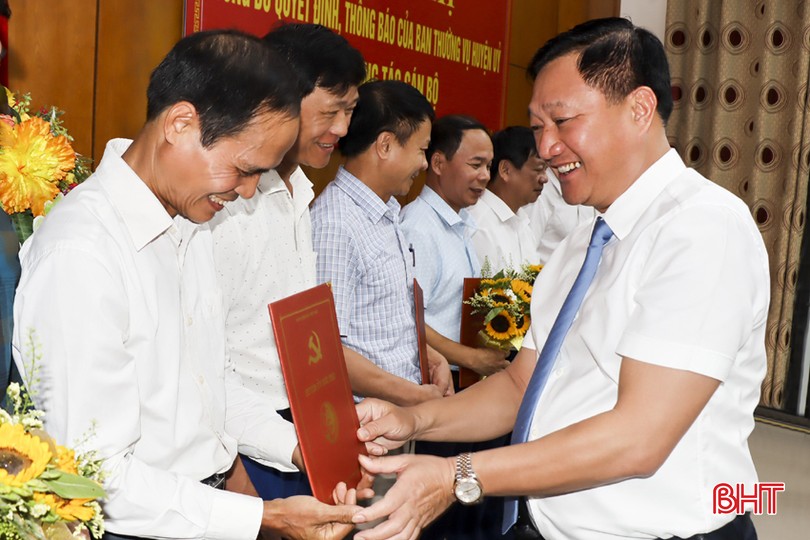 Đức Thọ công bố các quyết định luân chuyển, điều động, bổ nhiệm cán bộ