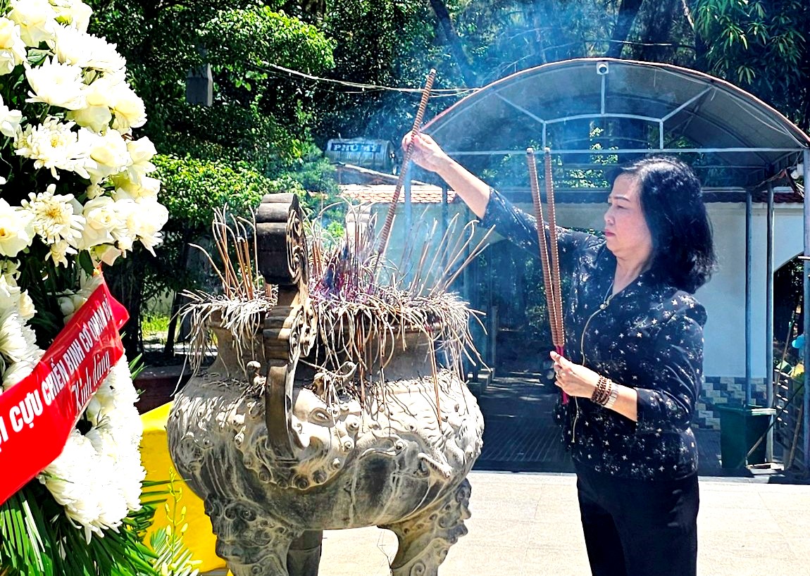 Bộ trưởng Bộ Y tế dâng hương tại Khu di tích Ngã ba Đồng Lộc
