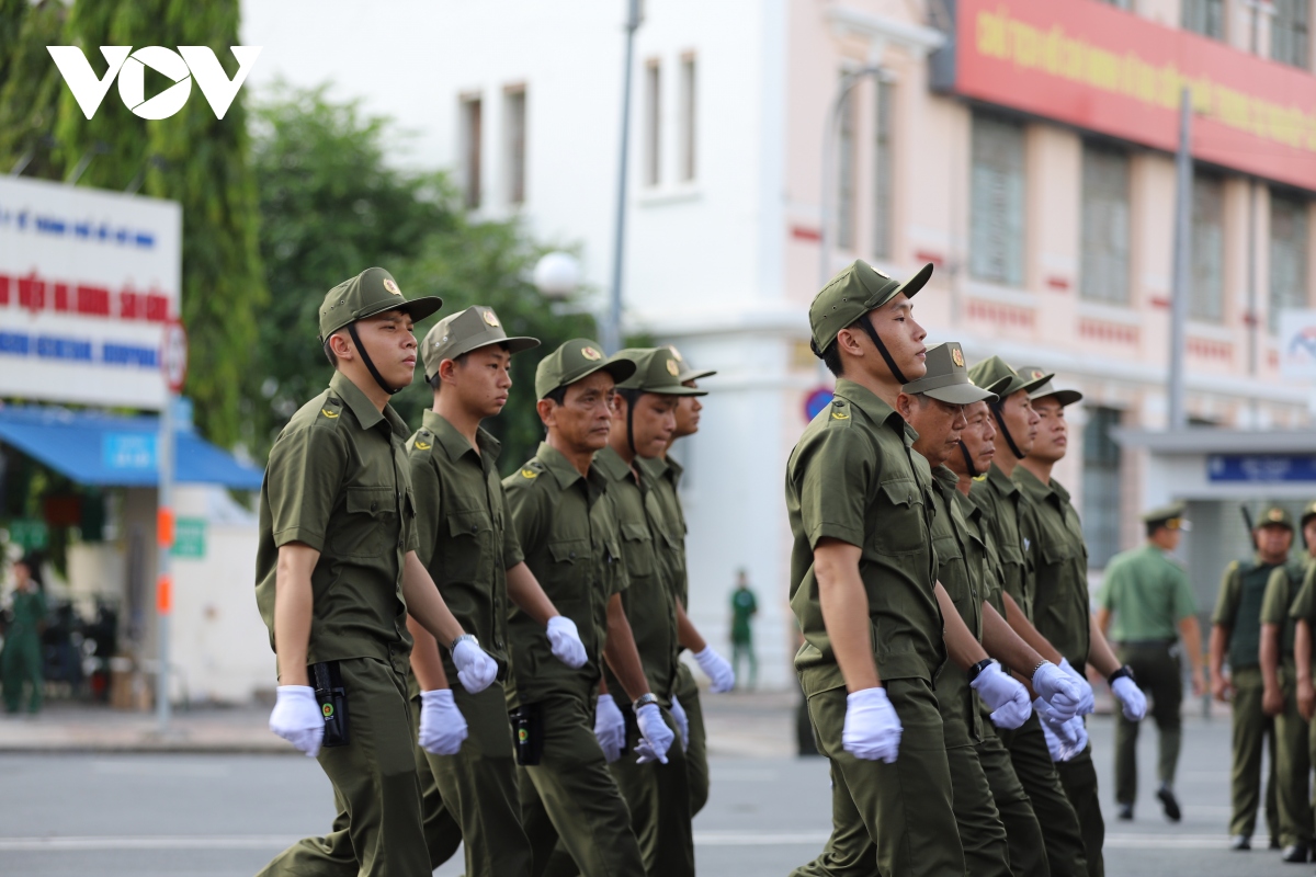 Kiện toàn lực lượng tham gia bảo vệ an ninh, trật tự ở cơ sở để làm gì?