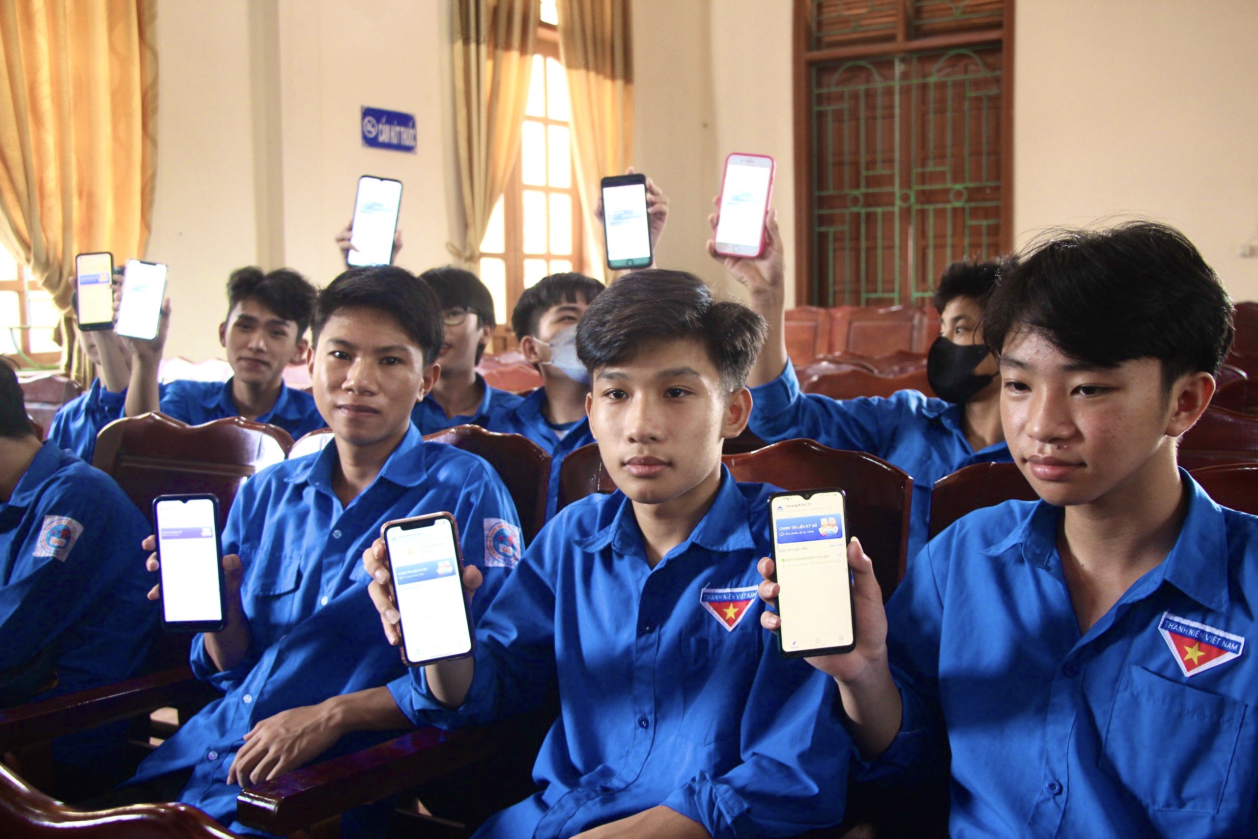 Tập huấn dịch vụ công trực tuyến và cài đặt chữ ký số công cộng trên địa bàn xã Kỳ Thọ