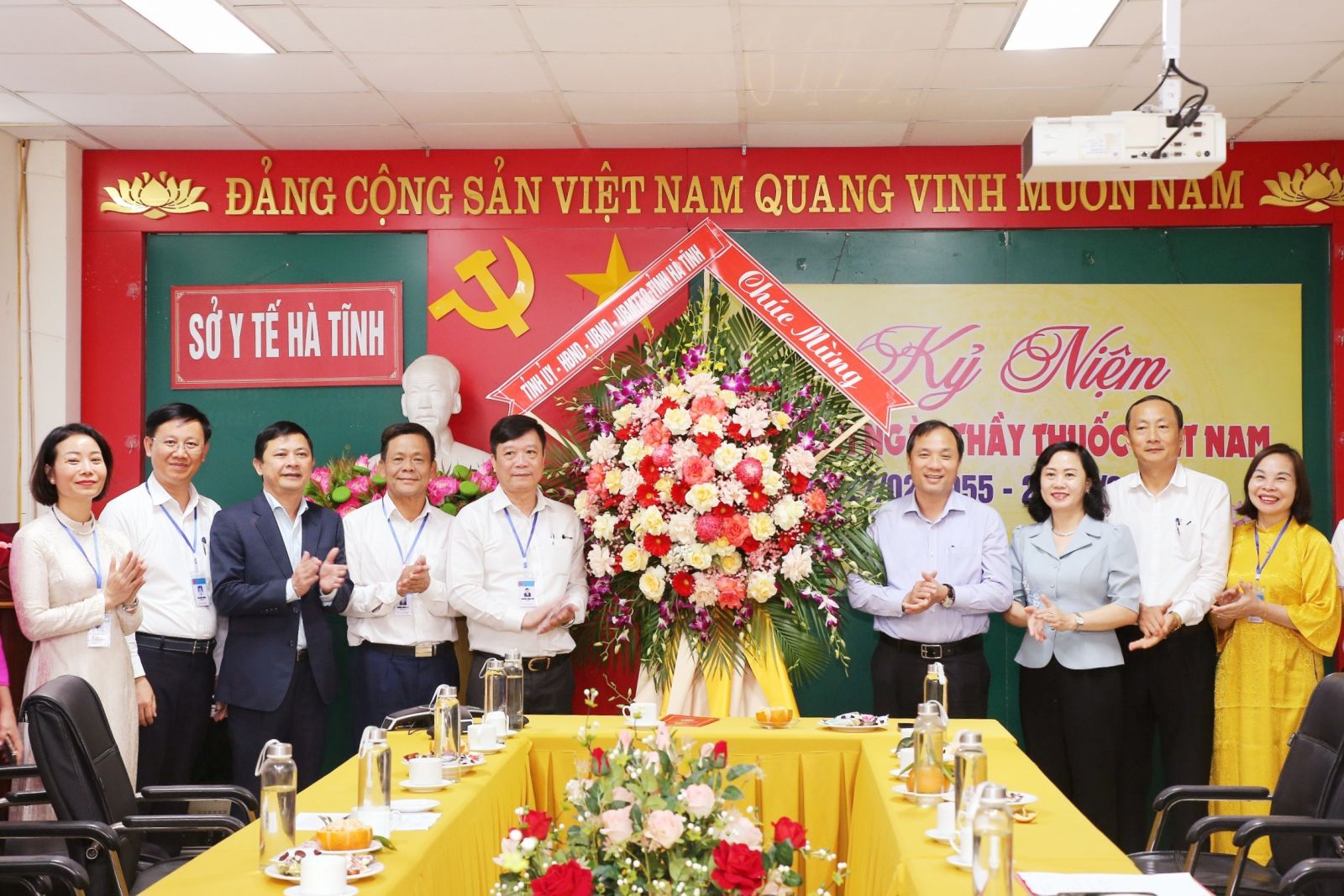 Bí thư Tỉnh ủy chúc mừng các cơ sở y tế trên địa bàn tỉnh nhân ngày Thầy thuốc Việt Nam