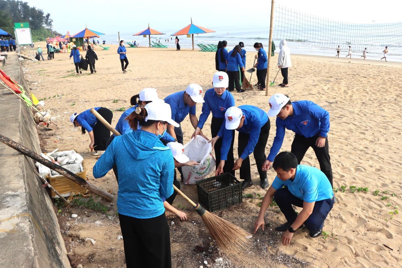 Chung tay hành động chống rác thải nhựa đại dương tại biển Thiên Cầm