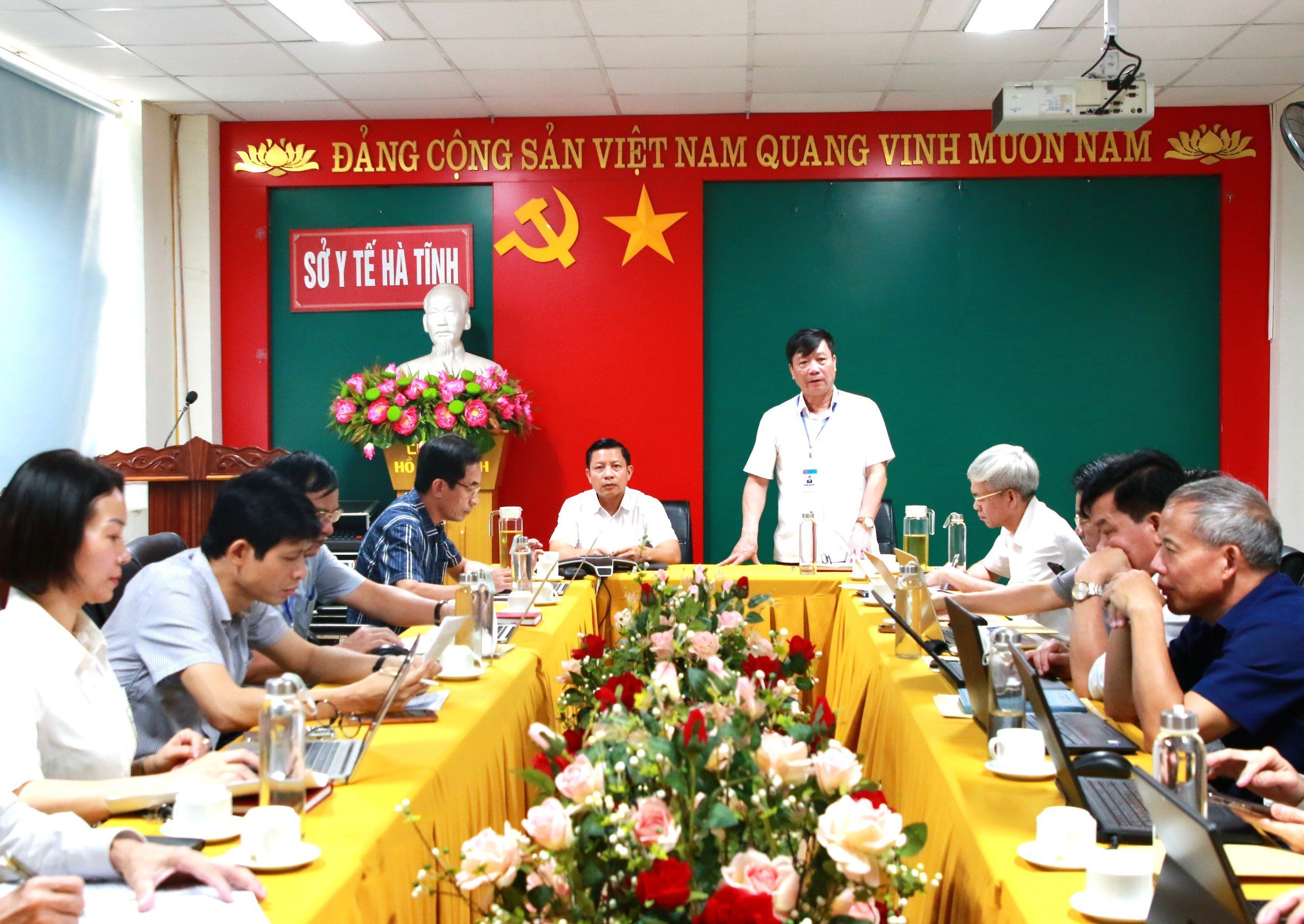 Kịp thời cấp tạm ứng chi phí khám chữa bệnh bảo hiểm y tế vướng mắc, tồn đọng theo Nghị quyết của Hội đồng quản lý bảo hiểm xã hội.