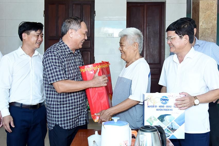 Trưởng ban Tổ chức Tỉnh ủy thăm hỏi, tặng quà người có công với cách mạng