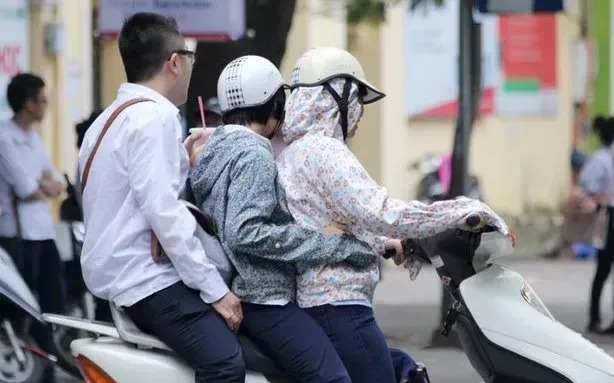 4 trường hợp được phép chở 2 người trên xe máy không bị phạt từ 1/1/2025