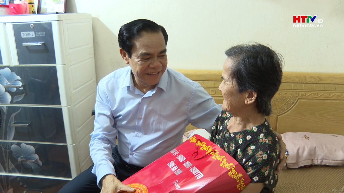Chủ tịch UBND tỉnh tặng quà thương binh, bệnh binh, thân nhân liệt sỹ