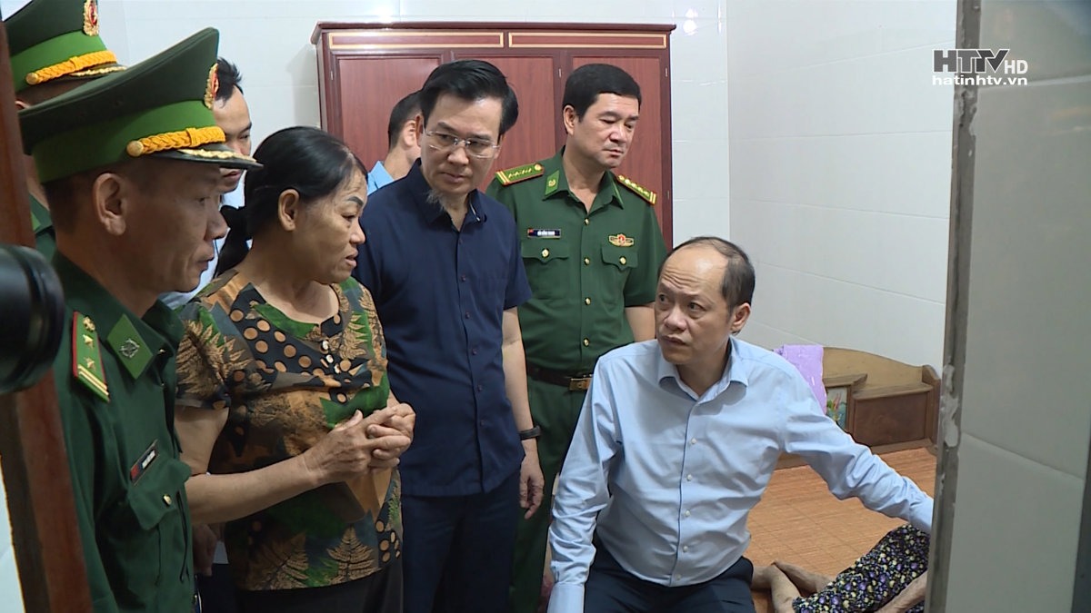 Phó Chủ tịch Thường trực UBND tỉnh tặng quà người có công Hương Khê