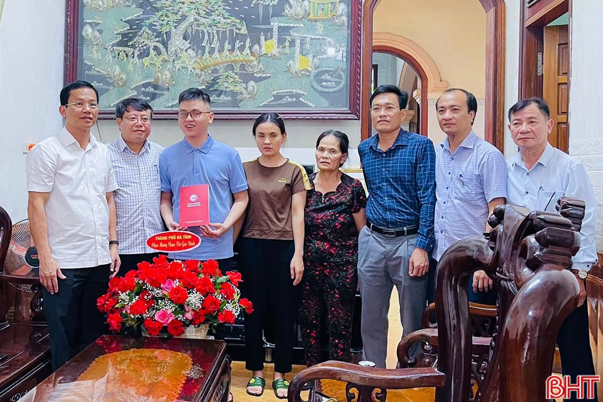 Bí thư Tỉnh ủy chúc mừng, động viên học sinh khiếm thị, hoàn cảnh khó khăn đậu đại học