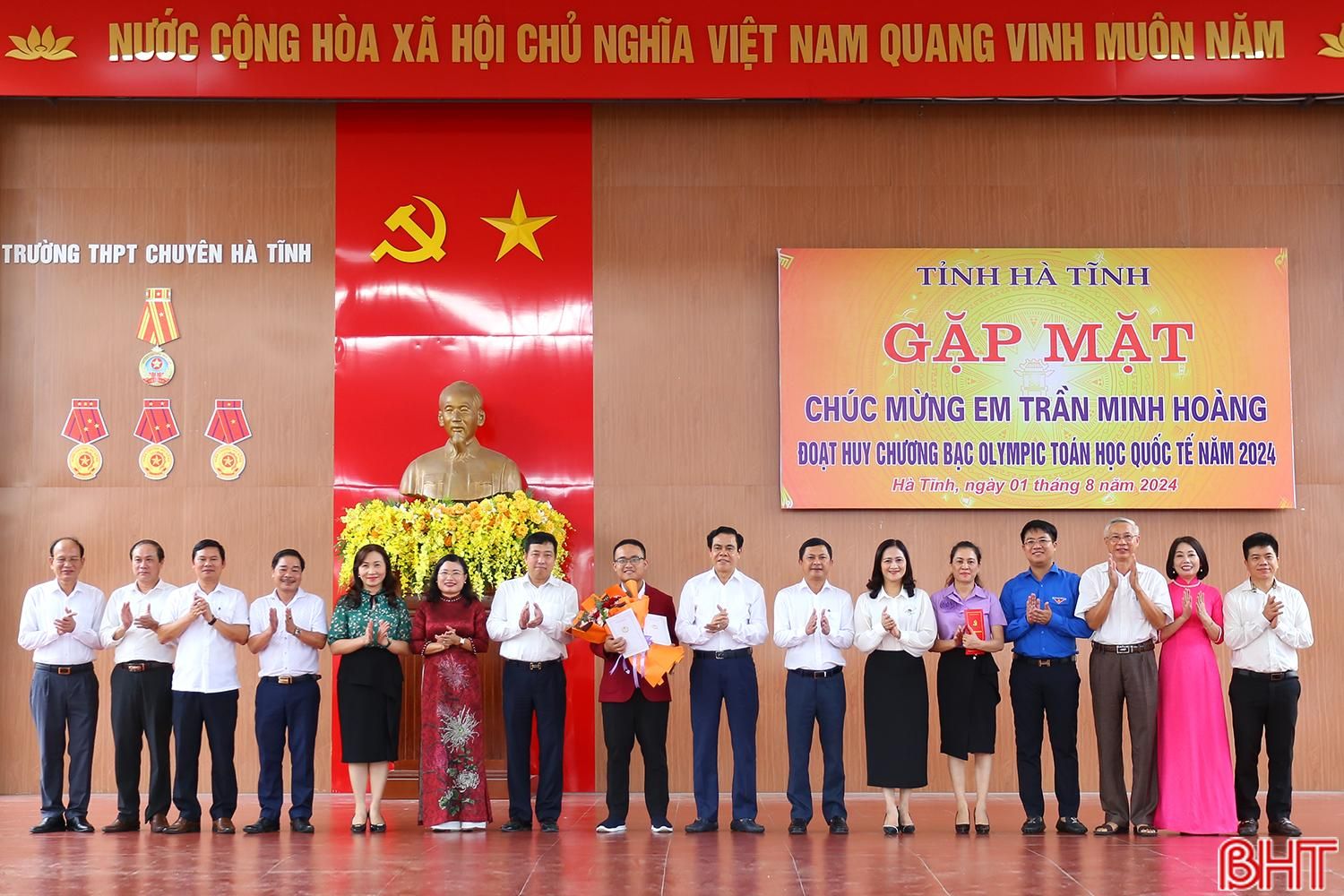 Lãnh đạo Hà Tĩnh chúc mừng em Trần Minh Hoàng đoạt HCB Olympic Toán quốc tế