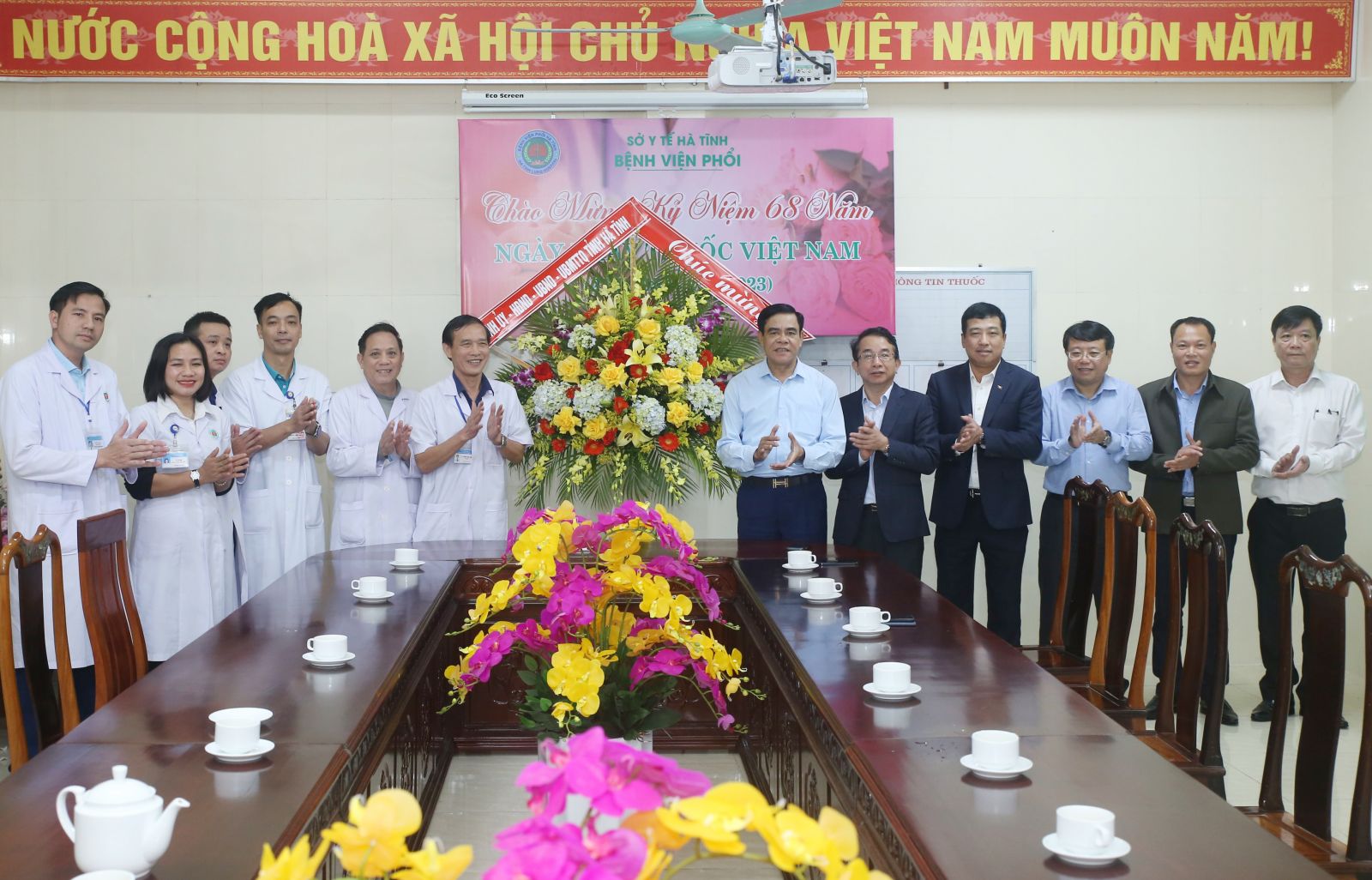 Chủ tịch UBND tỉnh Võ Trọng Hải chúc mừng ngành Y tế Hà Tĩnh
