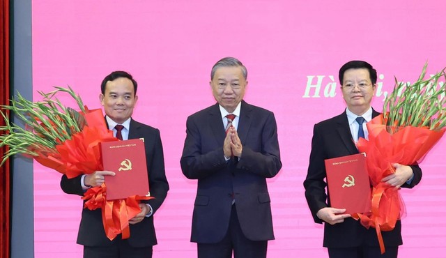 Công bố quyết định của Bộ Chính trị phân công Trưởng ban Kinh tế Trung ương và Trưởng ban Dân vận Trung ương