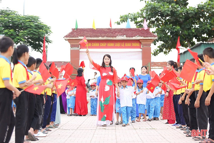 Hơn 374.000 cán bộ, giáo viên, học sinh Hà Tĩnh bước vào năm học mới