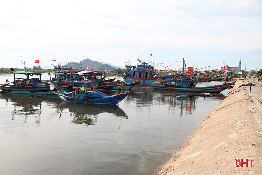Hà Tĩnh kêu gọi tàu thuyền tránh trú bão số 3