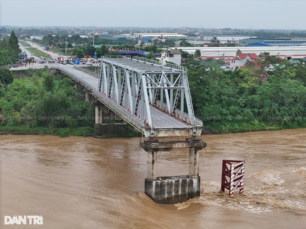 Sập cầu Phong Châu ở Phú Thọ