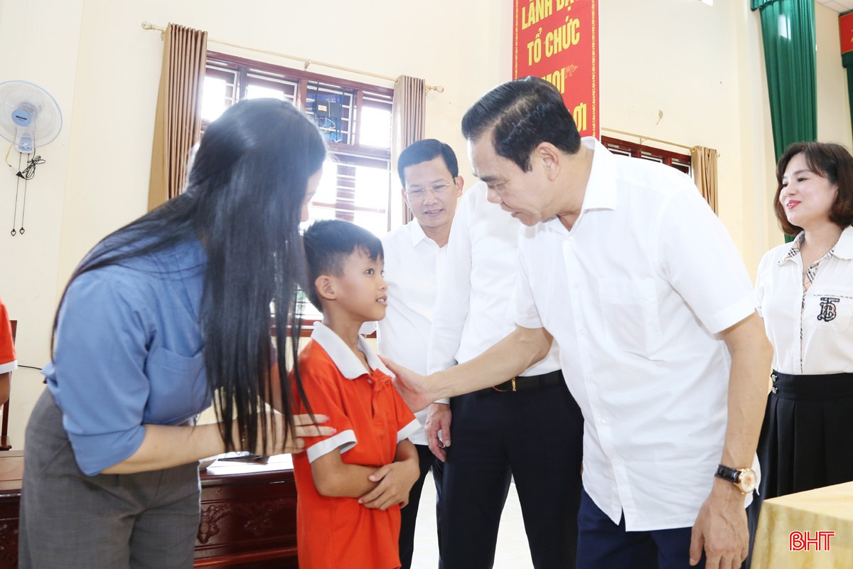 Chủ tịch UBND tỉnh tặng quà Trung thu tại Làng Trẻ em mồ côi Hà Tĩnh