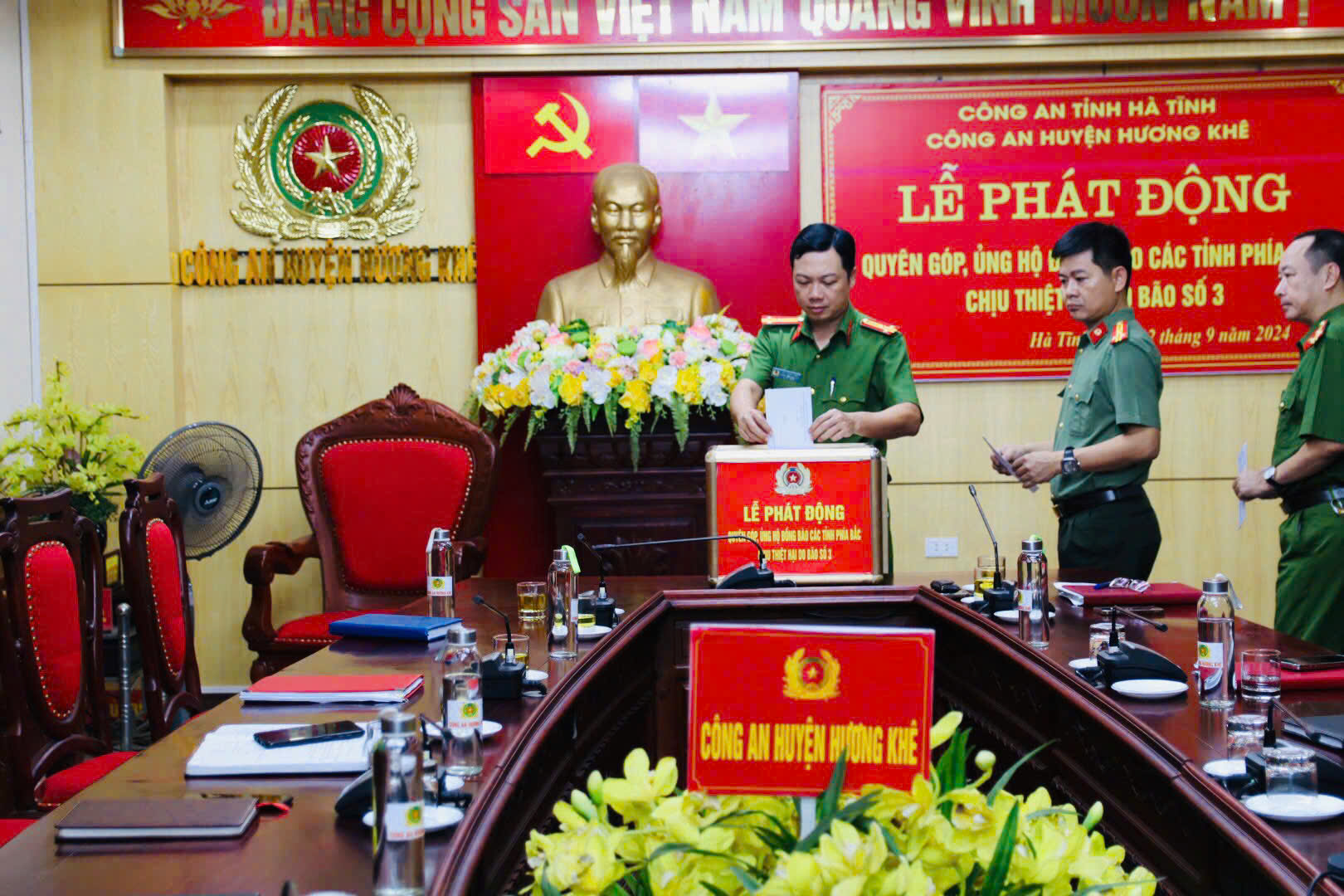 Công an Hương Khê quyên góp, ủng hộ đồng bào bị thiệt hại do bão số 3