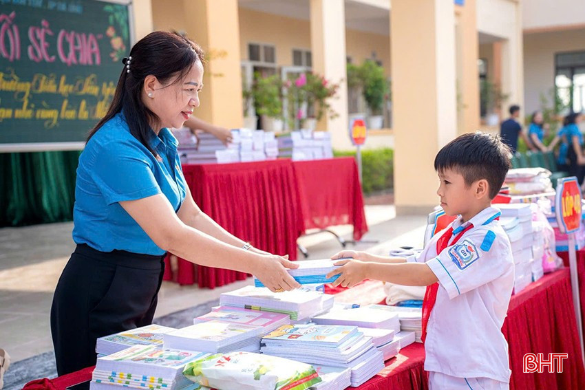 Học sinh Hà Tĩnh quyên góp sách vở hướng về các bạn vùng lũ miền Bắc