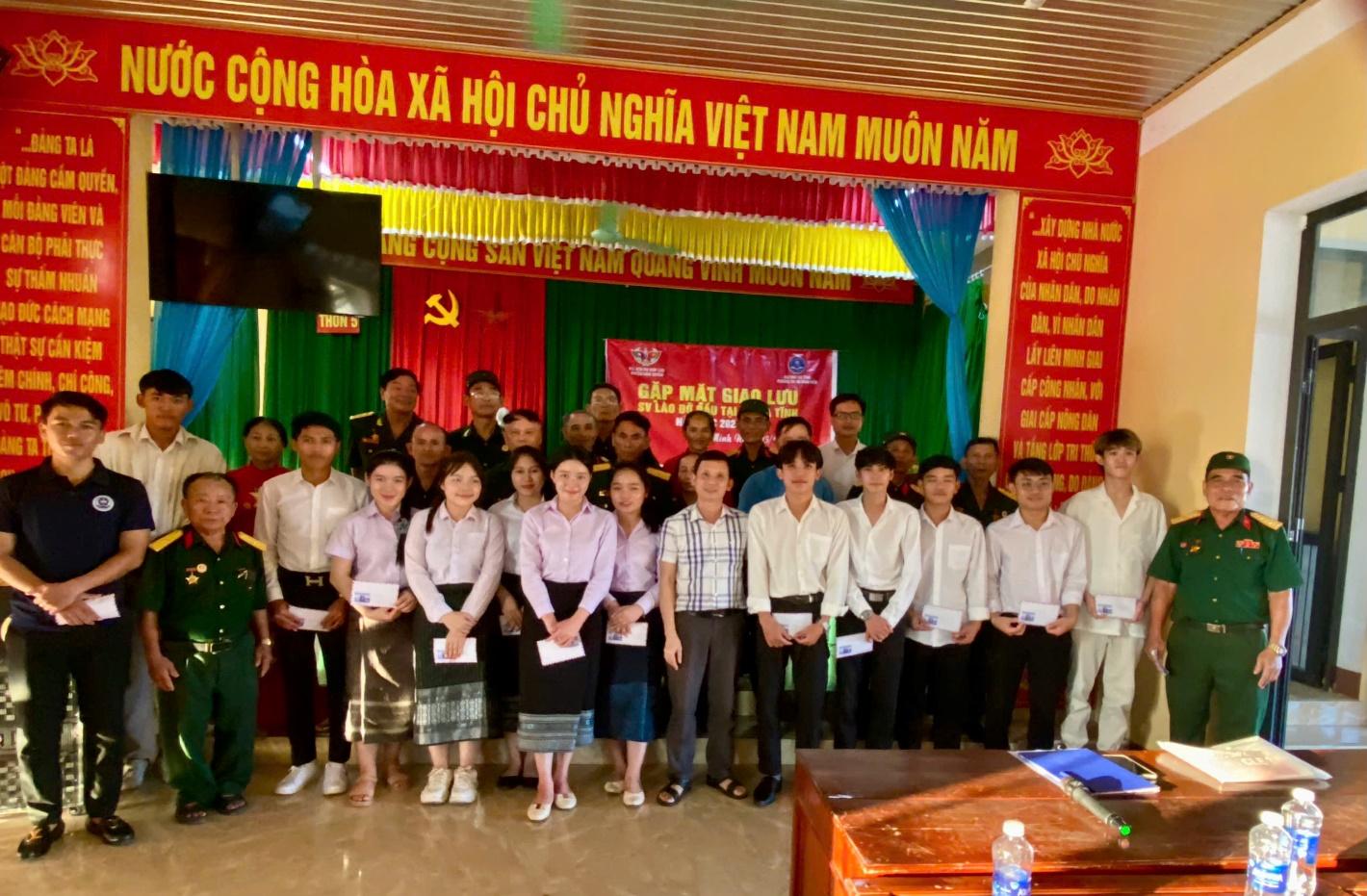Tặng quà cho các lưu học sinh Lào nhân dịp năm học mới