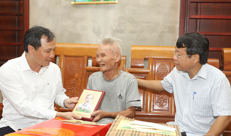 Trao tặng gần 75.000 phần quà tới người có công với cách mạng